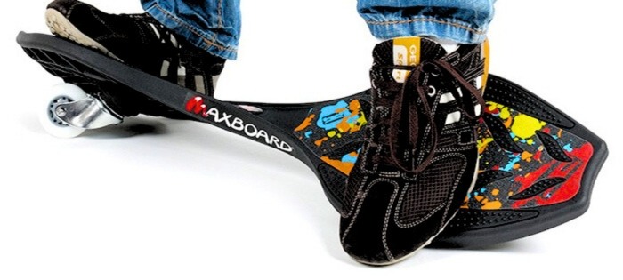 Das Bild zeigt das bunte Maxboard splat, bei dem zwei Füße die beiden Plattformen des Maxboards gegeneinander verdrehen